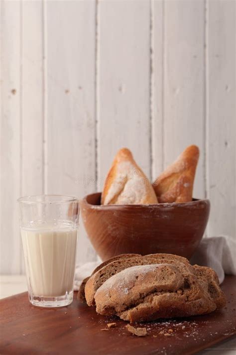 Brot Und Milch Stockbild Bild Von Milch Einstellen 11860953