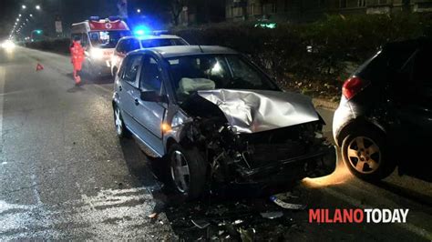 Milano Incidente In Viale Testi Tampona Le Auto Ferme Al Semaforo E