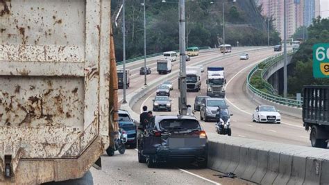 屯門公路6車串燒意外3人傷 往荃灣方向部分行車線封閉 星島日報