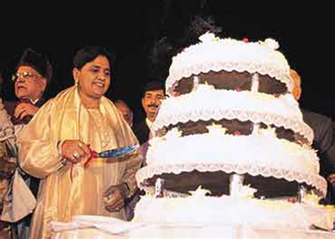 Bsp Supremo Mayawati Birthday Celebration 62 Kg Cake Cutting In Kanpur बसपा के रणनीतिकारों ने