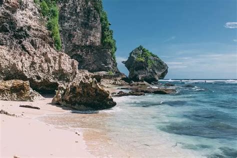 Menjelajahi Keindahan Tersembunyi Pantai Suluban Bali Disebut Pantai