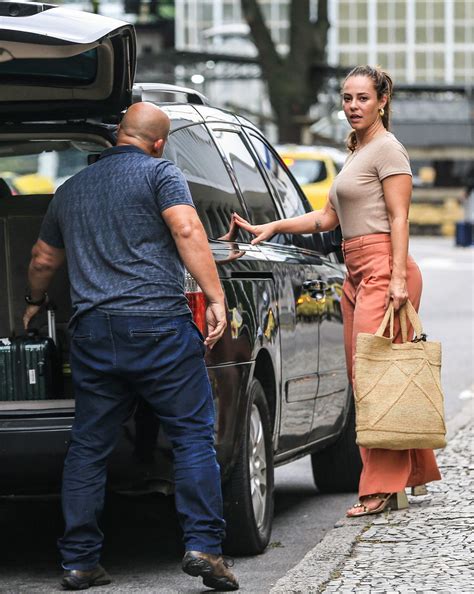 Paolla Oliveira desembarca no Rio de Janeiro aerolook básico