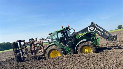 Trecker Versinkt Im Feld Landwirte Hoffen Auf Einen Trockenen Sommer