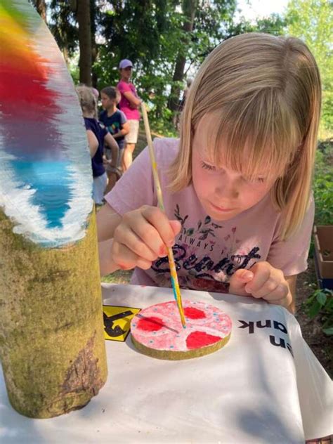 Bunte Baumstämme Kreative Ferienaktion für Kinder