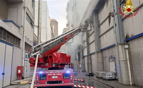 Sotto Controllo Lincendio Al Cementificio Di Caravate