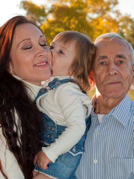 P Re Partageant Un Moment De Bonheur Avec Sa Fille Et Sa Petite Fille