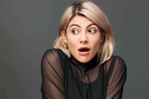 Véritables émotions Réactions Et Sentiments Humains Authentiques Jolie Fille Blonde Charmante