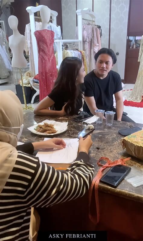 10 Momen Rizky Febian Dan Mahalini Fitting Baju Lamaran