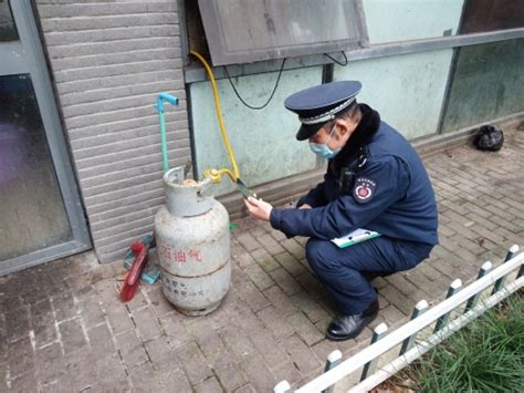 月湖中队开展沿街商铺燃气安全隐患排查