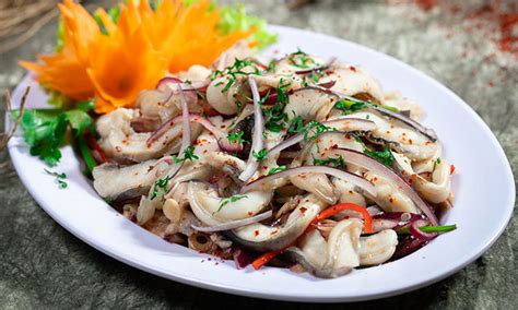 Gỏi cá lăng trộn hành tím - món ăn tinh hoa ẩm thực Đất Tổ