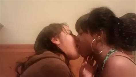 Epic Amateur Lesbian Kiss XHamster