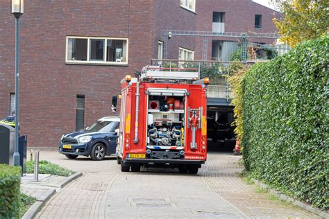 Brandweer Rukt Met Spoed Uit Voor Rokende Auto In Garage In