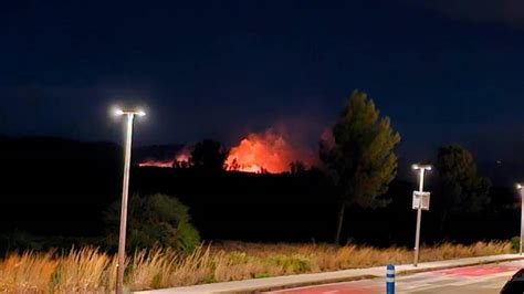 Controlado El Incendio Que Ha Obligado A Desalojar Una Urbanizaci N De