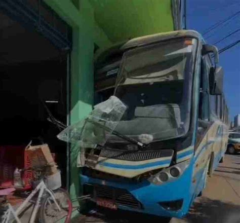 Acidente na Cidade ônibus descontrolado invade loja deixando uma