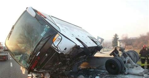 Au Sc Pat De R Zboi Au Murit N Trafic Un Autobuz Cu Zeci De Femei I