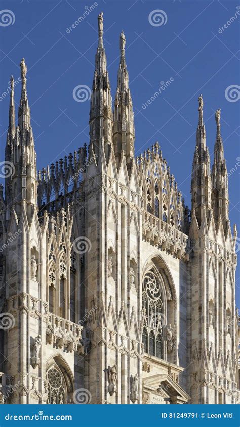 Mirando Los Di Milano Del Duomo Que Significa A Milan Cathedral En