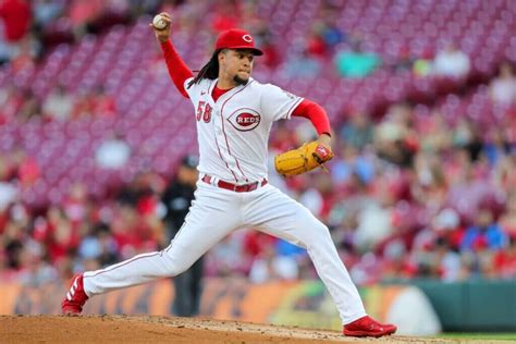 Mariners acquire pitcher Luis Castillo from Reds for 4 prospects - The ...