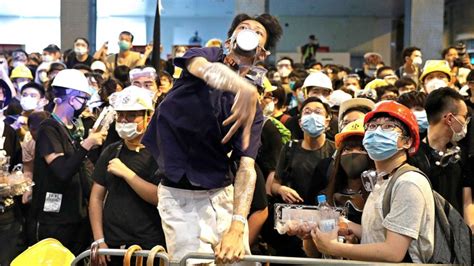 Hong Kong Protesters Swarm Police Headquarters Tensions Over Extra