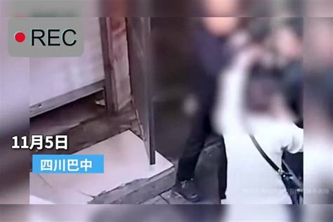 男子潜入女厕偷拍被抓现行，众人合力将其制服，警方赶来带 （1）