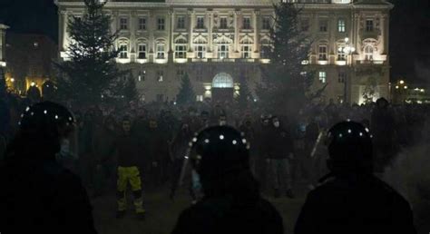 Proteste contro il nuovo DPCM in diverse città d Italia scene di