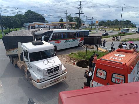 VÍDEOS ônibus colide caminhão e deixa feridos na BR 174 em Manaus