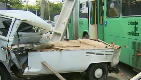 Passageiro E Motorista Discutem E ônibus Causa Acidente Em Curitiba