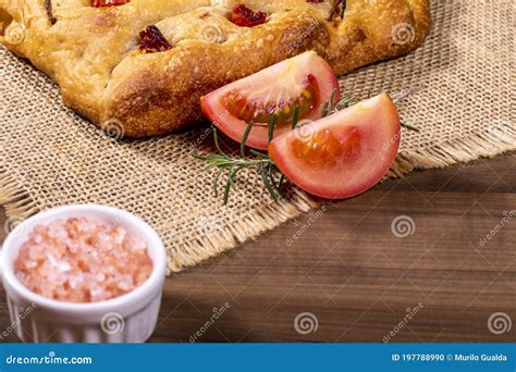 Traditionelle Italienische Focaccia Mit Kirschtomaten Schwarze Oliven