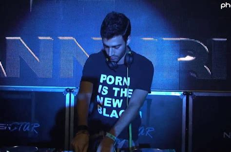 Personagem de Nick Jonas na série Kingdom revela se gay em cena de sexo oral Pheeno