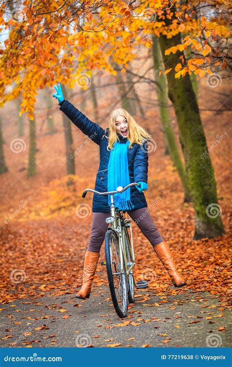 Bici Attiva Felice Di Guida Della Donna Nel Parco Di Autunno Fotografia Stock Immagine Di