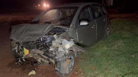 Picape capota diversas vezes após bater em carro na PR 239 em Toledo