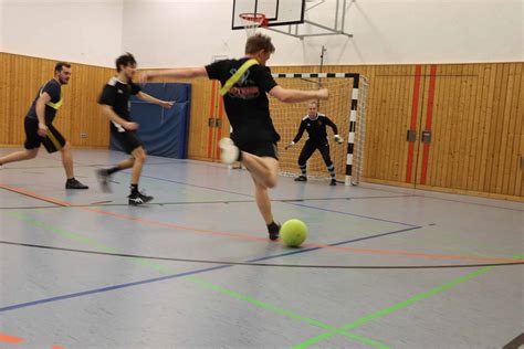 Und er schießt Tore Sieg und Pokal für BT1Durst Fachschule