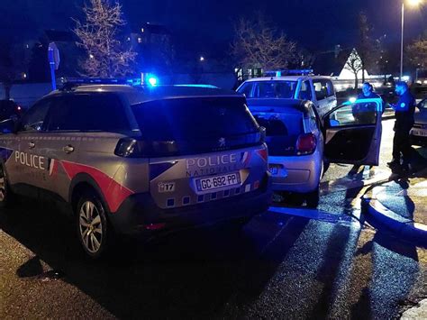 Montceau Il Percute Une Voiture De Police Avec Un V Hicule Vol L