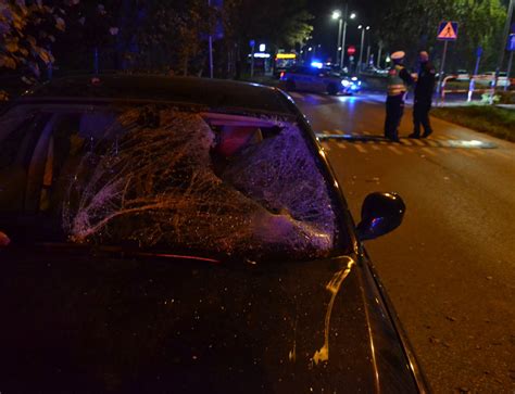 Powa Ny Wypadek Drogowy W Krakowie Poszkodowana Kobieta I Jej Letnie