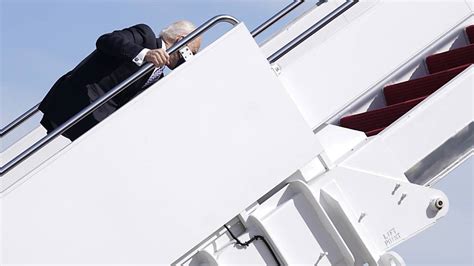 US Präsident Biden stolpert Stufen zur Air Force One herauf FM1Today