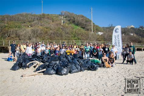 Mais De Uma Tonelada De Lixo Recolhido Na Praia Das Paredes Da Vit Ria