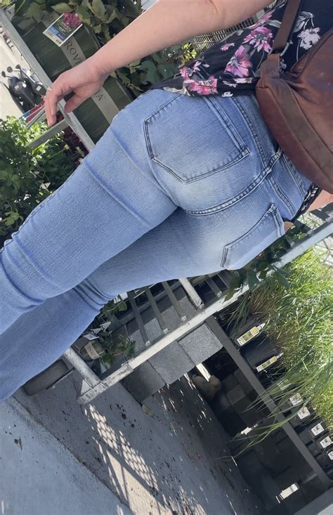 Juicy Ass Milf With Wide Hips OC Tight Jeans Forum