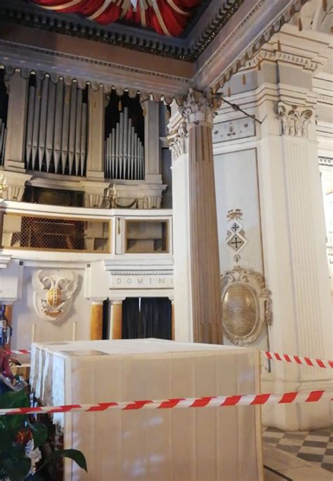 SANTA FLAVIA Si Stacca E Crolla Un Pezzo Del Baldacchino Della