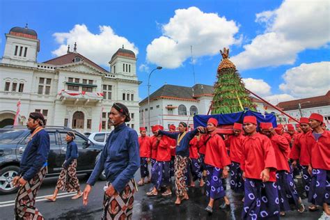 Grebeg Besar Tradisi Berebut Gunungan Di Keraton Yogyakarta Saat