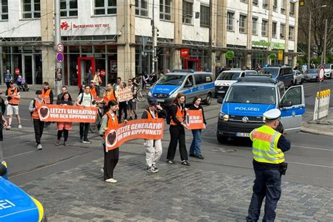 Letzte Generation startet Lauf Protest in Dresden Verkehr beeinträchtigt