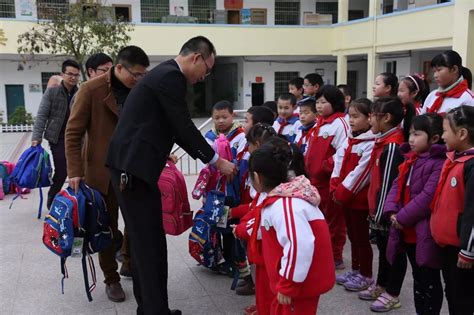 助力精准扶贫 企业奉献爱心——南康区第二小学“爱心助学”活动掠影