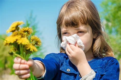 Alergia estacional en un niño Foto Premium