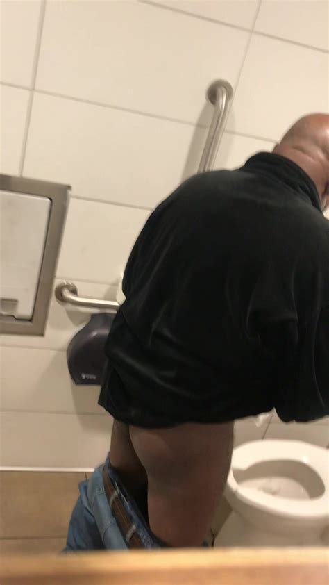 Black Man Wiping His Ass ThisVid