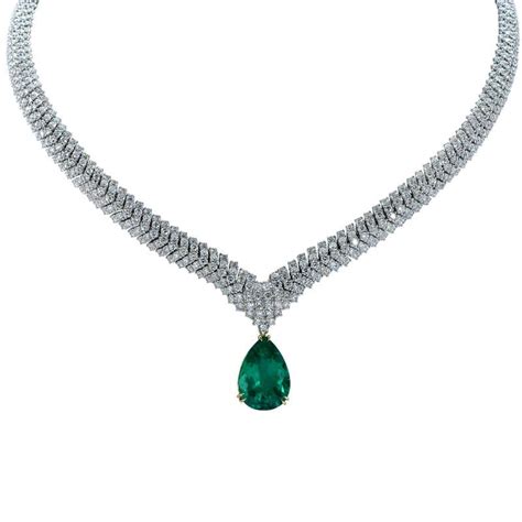 Panthère De Cartier Diamond Emerald And Onyx 18k Gold Panther Head Necklace At 1stdibs