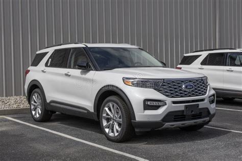 Ford Explorer Platinum Wd Display En Un Concesionario Ford Ofrece El