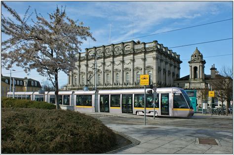 Abfahrt Einer Luas Tram Von Der Haltestelle Heuston Station In Dublin