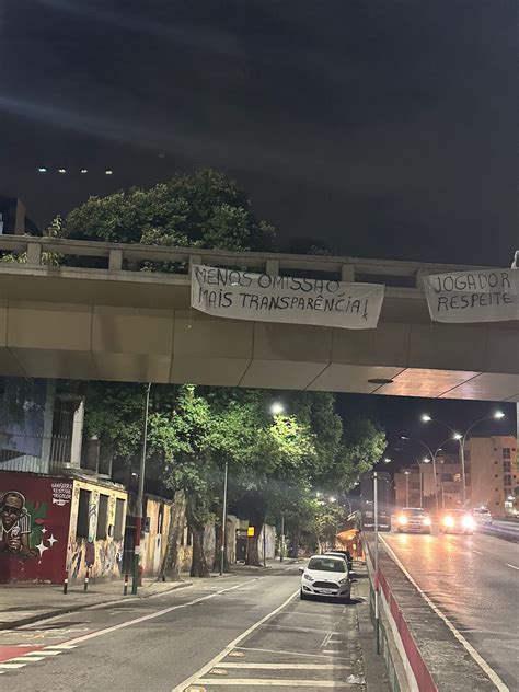 Torcedores Do Fluminense Protestam Cartazes E Faixas Em Laranjeiras