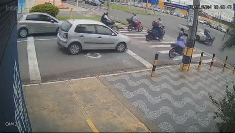 Vídeo mostra motociclista sendo atropelado por carro em cruzamento de