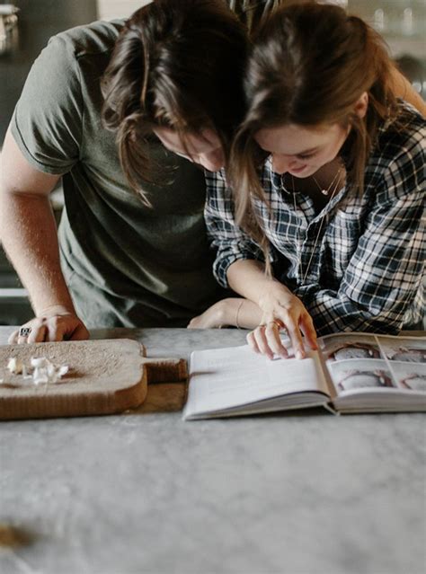 This Couple Decided To Bake Something For Their Engagement Photoshoot Session How Adorable