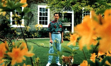 The Last Known Photos of Freddie Mercury, 1991 | Vintage News Daily