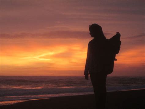 Gambar Wanita Di Pantai Dari Belakang Homecare24